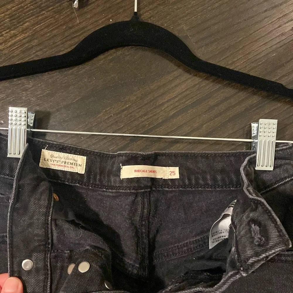 Levi’s Ribcage Shorts - Picture 4 of 4